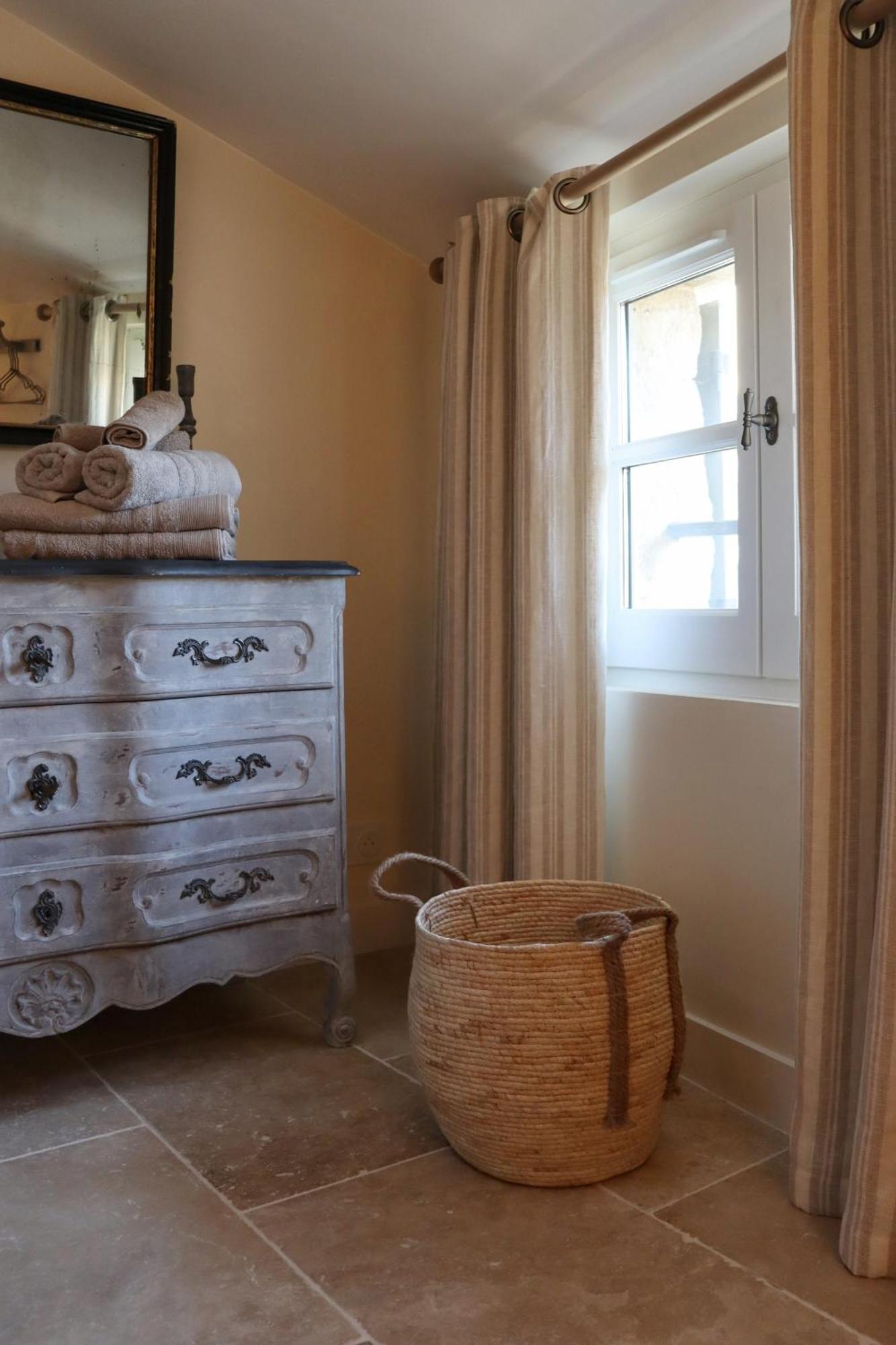 Apartment La Grande Bourgade-authentique Maison En Pierre Avec Terrasse Climatisation Au Coeur D'uzes Uzes