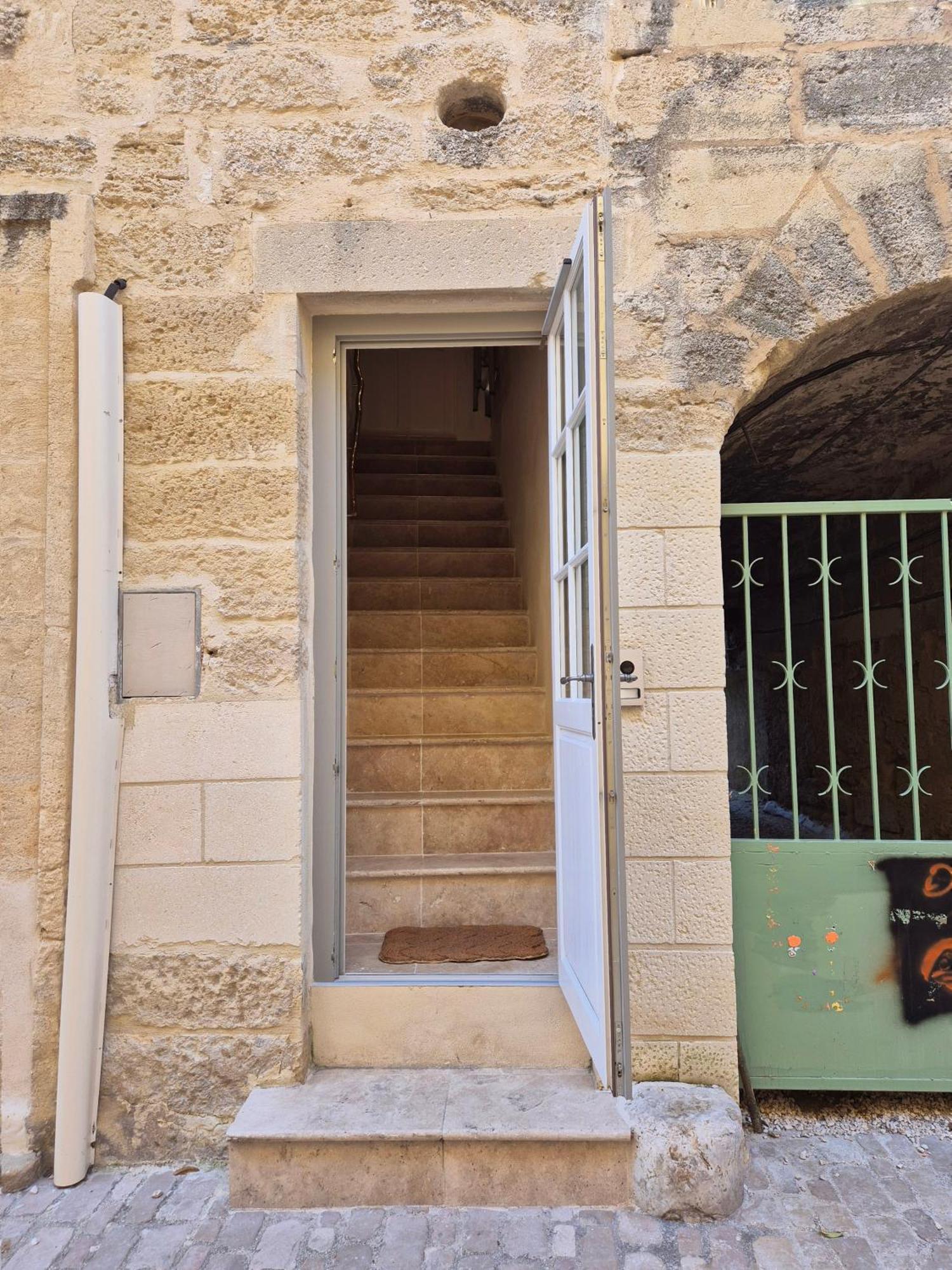 La Grande Bourgade-authentique Maison En Pierre Avec Terrasse Climatisation Au Coeur D'uzes Uzes